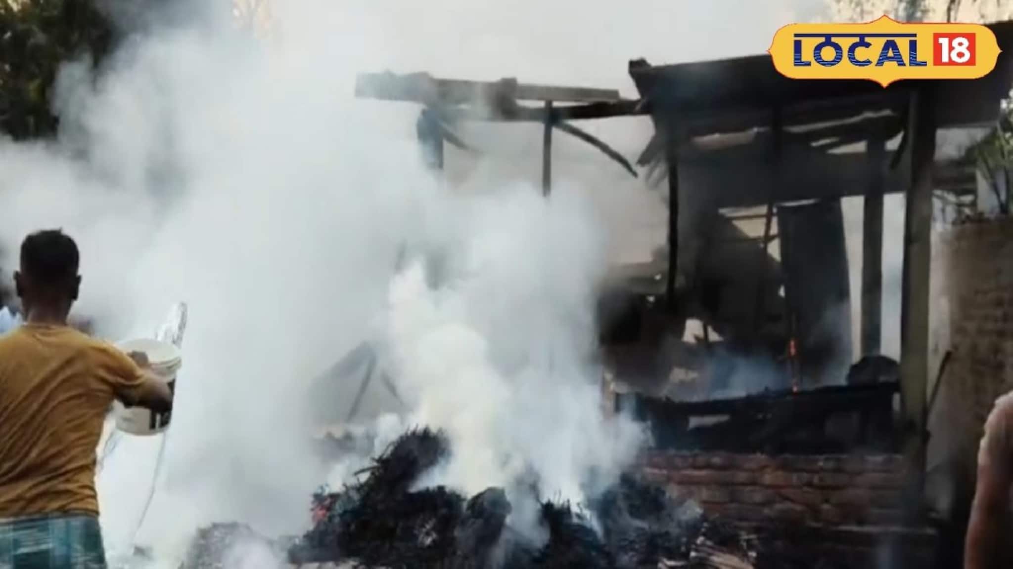 চোখের নিমেষে ভিটেমাটি হারাল পরিবার, আগুনের লেলিহান শিখায় লক্ষাধিক টাকার সামগ্রী ছাই