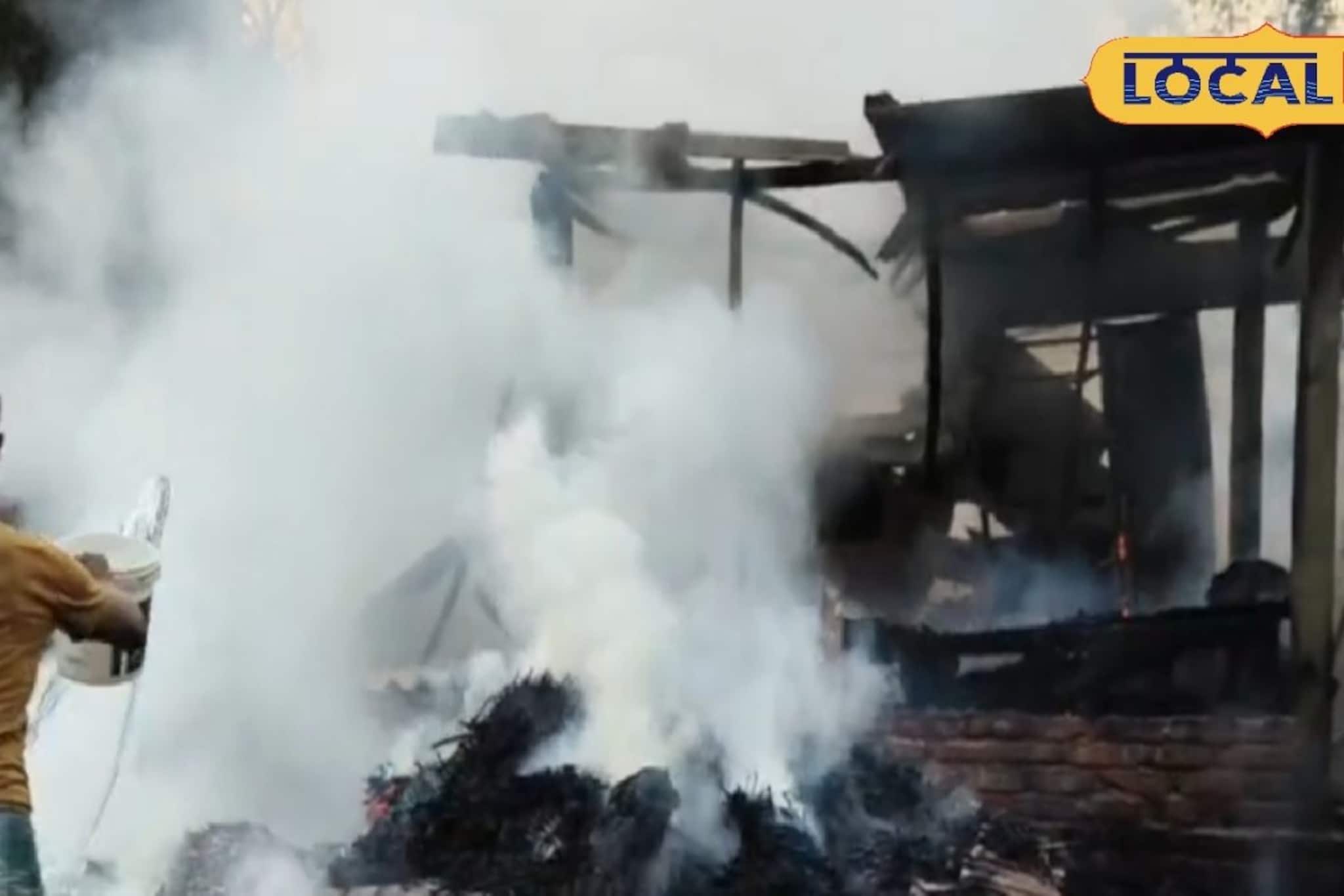 চোখের নিমেষে ভিটেমাটি হারাল পরিবার, আগুনের লেলিহান শিখায় লক্ষাধিক টাকার সামগ্রী ছাই