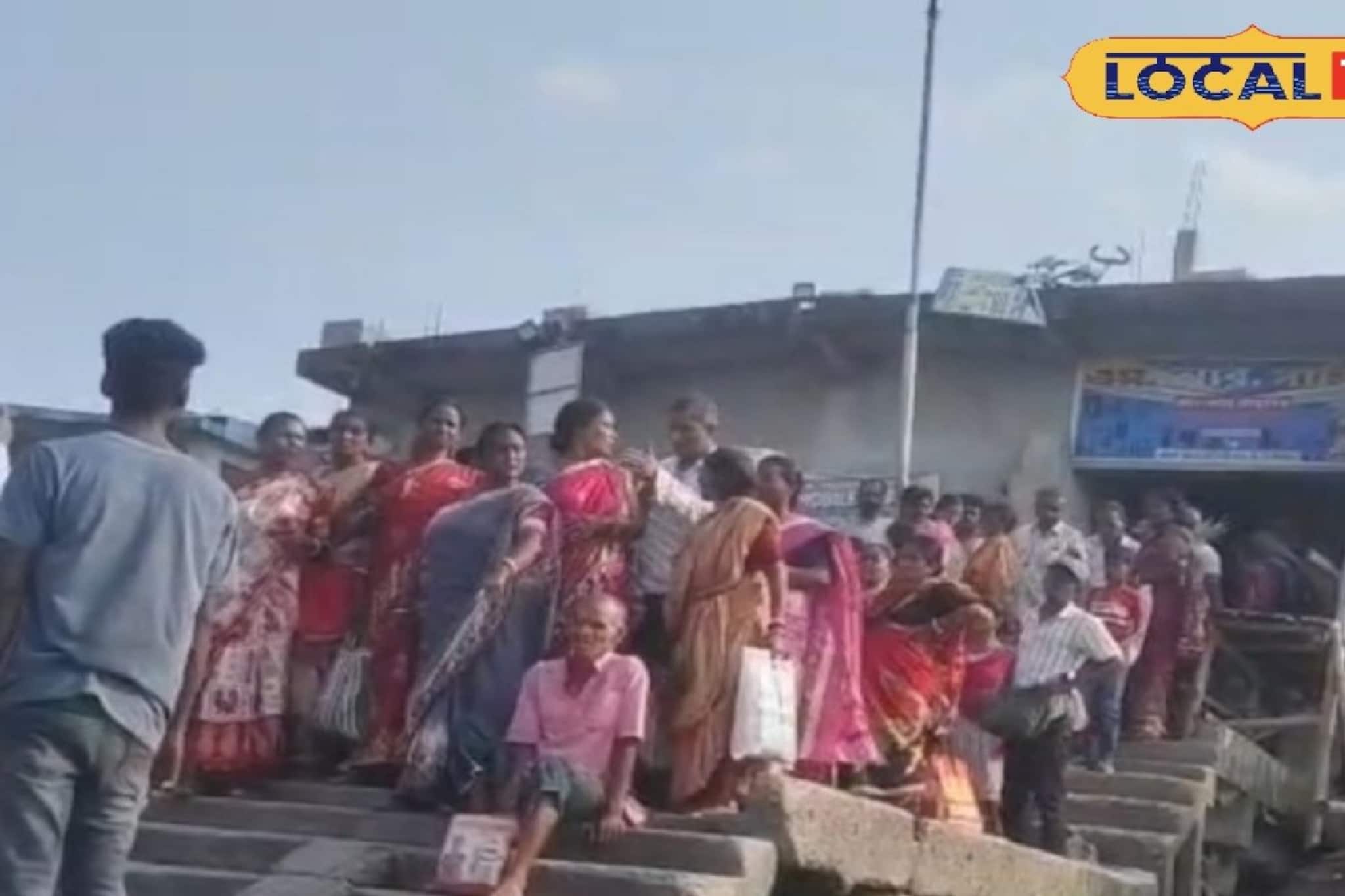 মিনাখাঁয় ফেরিঘাটের দখল নিয়ে দুই গোষ্ঠীর লড়াই, বিপাকে হাজার হাজার নিত্যযাত্রী