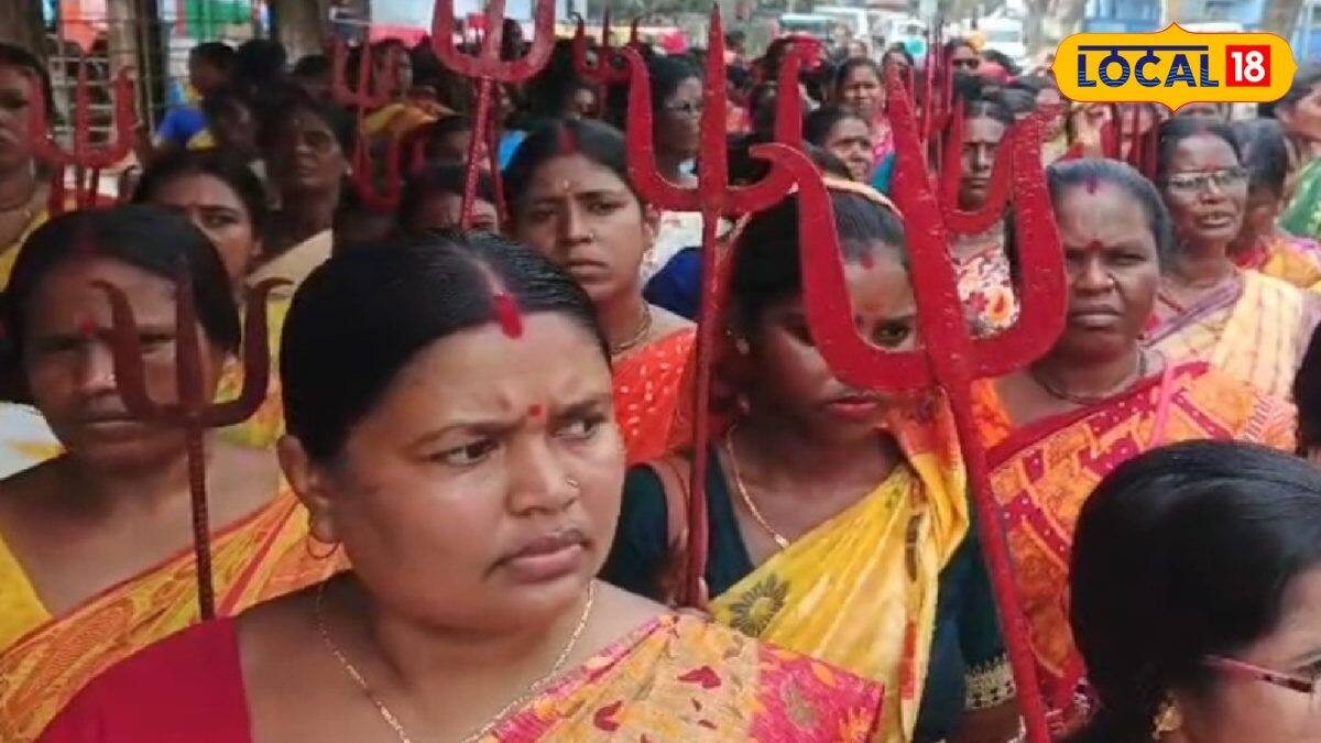 North 24 Parganas News: বসিরহাটের রাস্তায় আদিবাসী মহিলাদের রণংদেহী ...