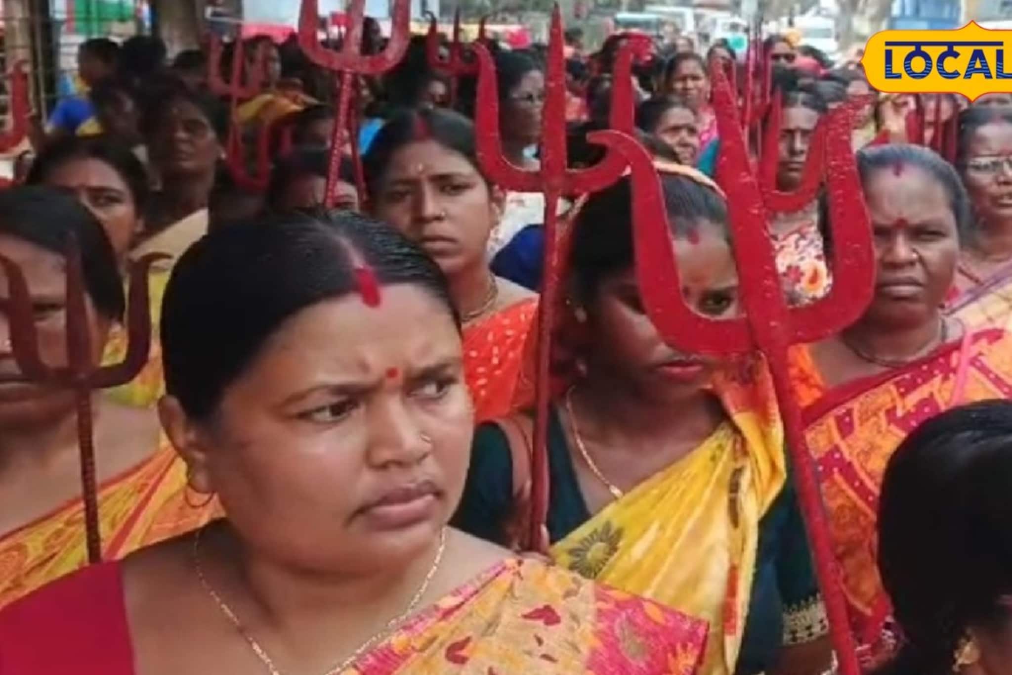 রাস্তায় আদিবাসী মহিলাদের রণংদেহী মেজাজ, জেলা হাসপাতালের পরিষেবা নিয়ে ক্ষোভ