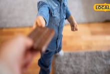 North Dinajpur News: চকলেট আর খেলনা দিয়ে শিশুদের টোপ, রায়গঞ্জে ‘ছেলেধরা’ সন্দেহে হাতেনাতে পাকড়াও এক যুবক! ঘুম উড়েছে অভিভাবকদের