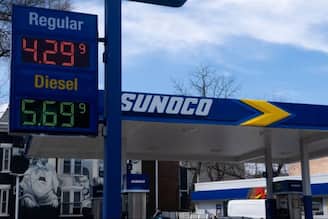 ইরান যুদ্ধেই বিশ্ব বাজার থেকে উধাও ৪ দিনের জ্বালানি! তেলের দামে ৫০% আগুন! দিশেহারা বহু দেশ!