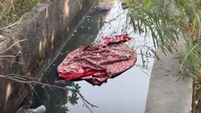 ড্রেনের মধ্যে কার দেহ! (Representative Image)