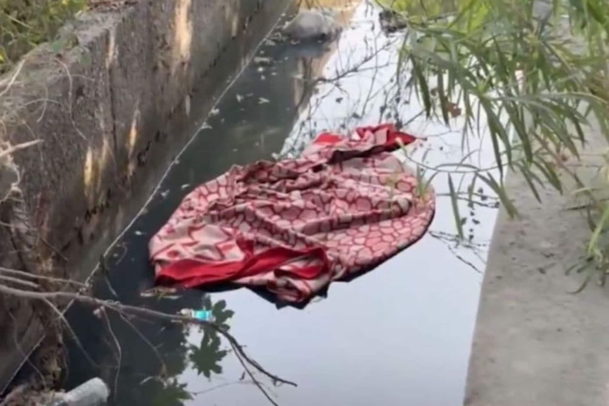 ভোটের আগে যে পানিহাটি নিয়ে এত উত্তেজনা, সেখানেই ড্রেনের মধ্যে ওটা কার দেহ! ভোটের আগে যে পানিহাটি নিয়ে এত উত্তেজনা, সেখানেই ড্রেনের মধ্যে ওটা কার দেহ!