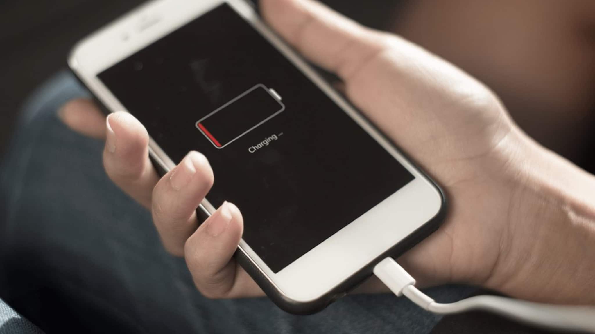 Phone Charging Tips: ১০‍%, ৩০% নাকি ৫০%, ফোন কখন চার্জে বসানো উচিত? এই ভুলেই বারোটা বাজছে ব‍্যাটারির