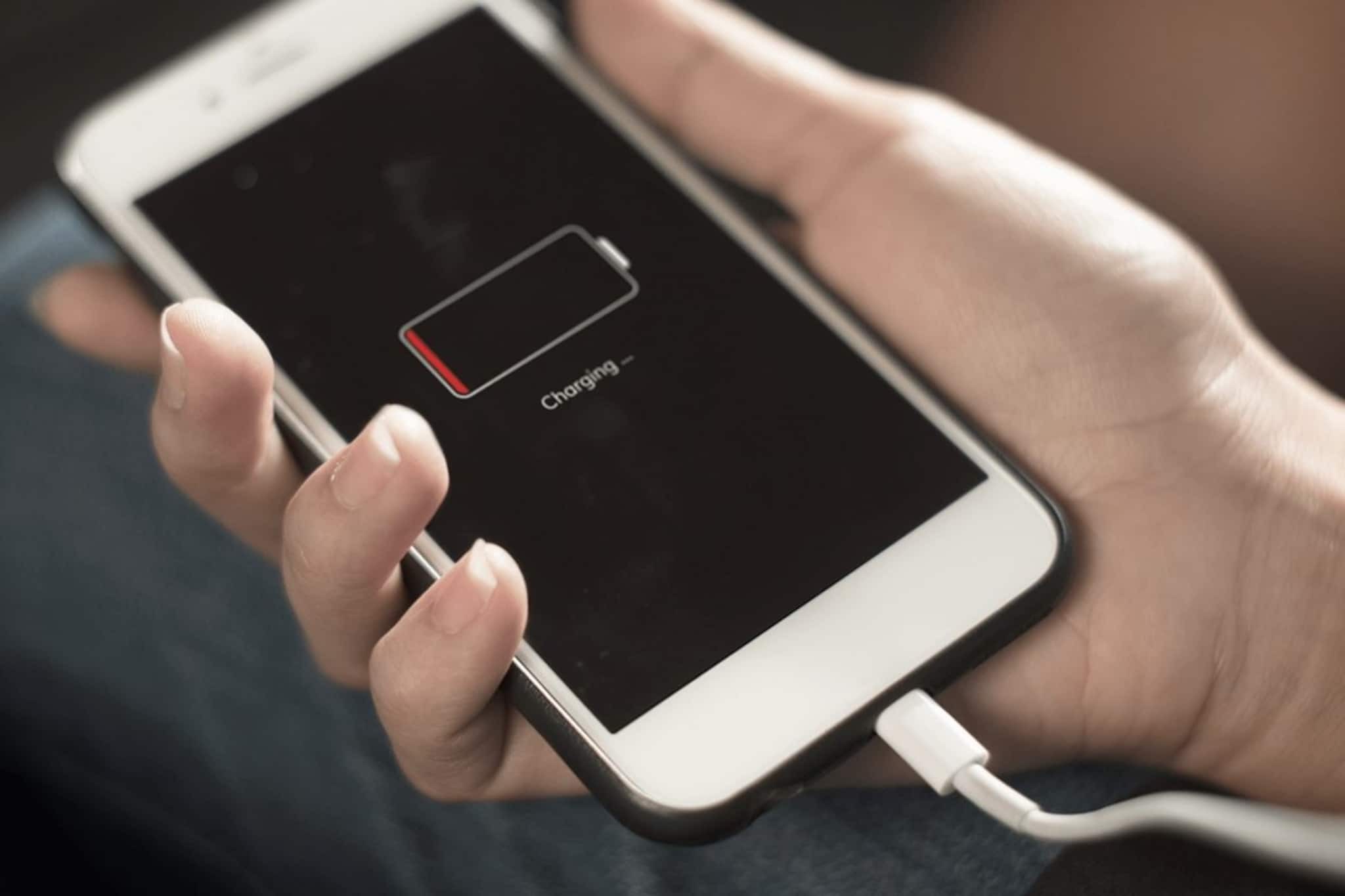 ১০‍%, ৩০% নাকি ৫০%, ফোন কখন চার্জে বসানো উচিত? এই ভুলেই বারোটা বাজছে ব‍্যাটারির