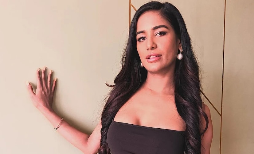 পুনম পান্ডে বলিউডের অন্যতম বিতর্কিত তারকা। গত ৩১শে মার্চ সোশ্যাল মিডিয়ায় নিজের বেবি বাম্প দেখিয়ে অভিনেত্রী তাঁর প্রেগন্যান্সির খবর ঘোষণা করেন। তিনি ছবিগুলোর সঙ্গে কোনও দীর্ঘ ক্যাপশন না লিখে, কেবল গর্ভধারণ-সম্পর্কিত ইমোজি শেয়ার করেন। এই পোস্টটি ইন্টারনেটে ছড়িয়ে পড়ে এবং ভক্তদের মনে অসংখ্য প্রশ্ন জাগে। অভিনেত্রীর পোস্টে মন্তব্য করে ভক্তরা জানতে চান, তিনি কি সত্যিই গর্ভবতী নাকি এপ্রিল ফুল-এর মজা করছেন। পুনম পান্ডে বলিউডের অন্যতম বিতর্কিত তারকা। গত ৩১শে মার্চ সোশ্যাল মিডিয়ায় নিজের বেবি বাম্প দেখিয়ে অভিনেত্রী তাঁর প্রেগন্যান্সির খবর ঘোষণা করেন। তিনি ছবিগুলোর সঙ্গে কোনও দীর্ঘ ক্যাপশন না লিখে, কেবল গর্ভধারণ-সম্পর্কিত ইমোজি শেয়ার করেন। এই পোস্টটি ইন্টারনেটে ছড়িয়ে পড়ে এবং ভক্তদের মনে অসংখ্য প্রশ্ন জাগে। অভিনেত্রীর পোস্টে মন্তব্য করে ভক্তরা জানতে চান, তিনি কি সত্যিই গর্ভবতী নাকি এপ্রিল ফুল-এর মজা করছেন।