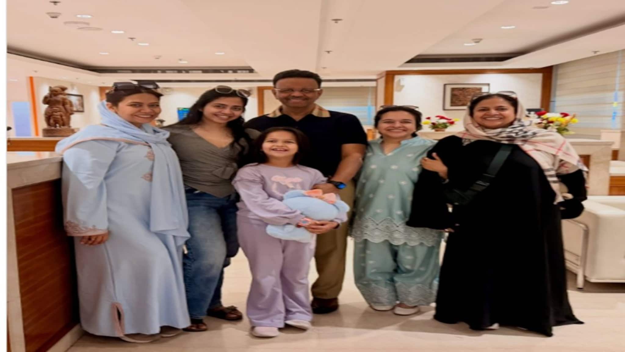 'অবশেষে বাড়ি ফিরলাম' উত্তপ্ত পরিস্থিতির মাঝে সৌদি আরব থেকে ফিরে এসে লিখলেন ফিরহাদ কন্যা প্রিয়দর্শিনী