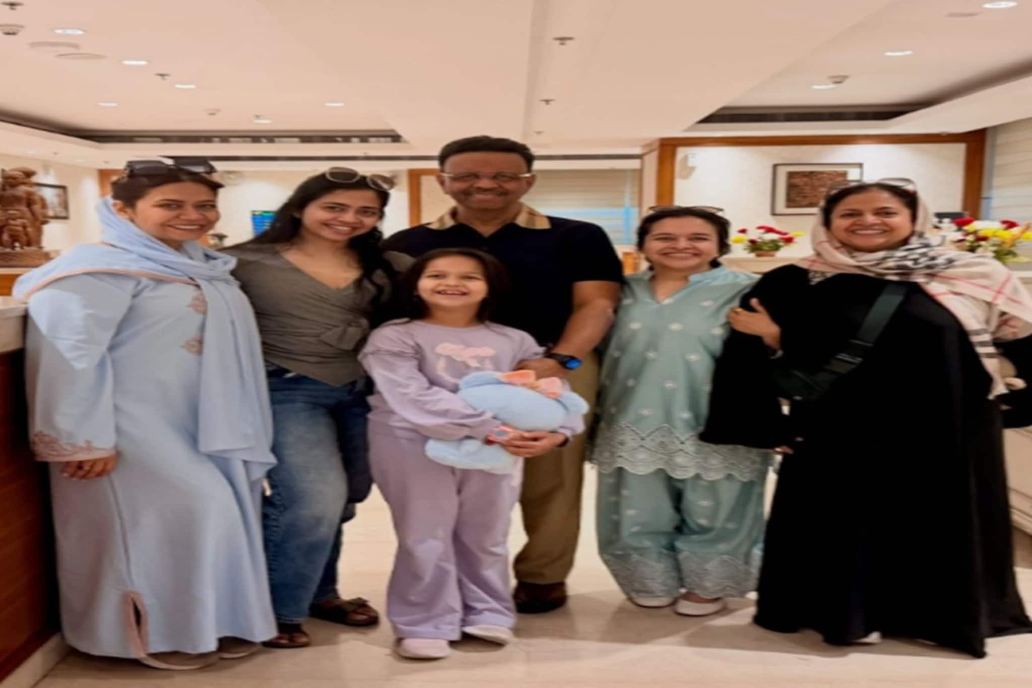 'অবশেষে বাড়ি ফিরলাম' উত্তপ্ত পরিস্থিতির মাঝে সৌদি আরব থেকে ফিরে এসে লিখলেন ফিরহাদ কন্যা 'অবশেষে বাড়ি ফিরলাম' উত্তপ্ত পরিস্থিতির মাঝে সৌদি আরব থেকে ফিরে এসে লিখলেন ফিরহাদ কন্যা