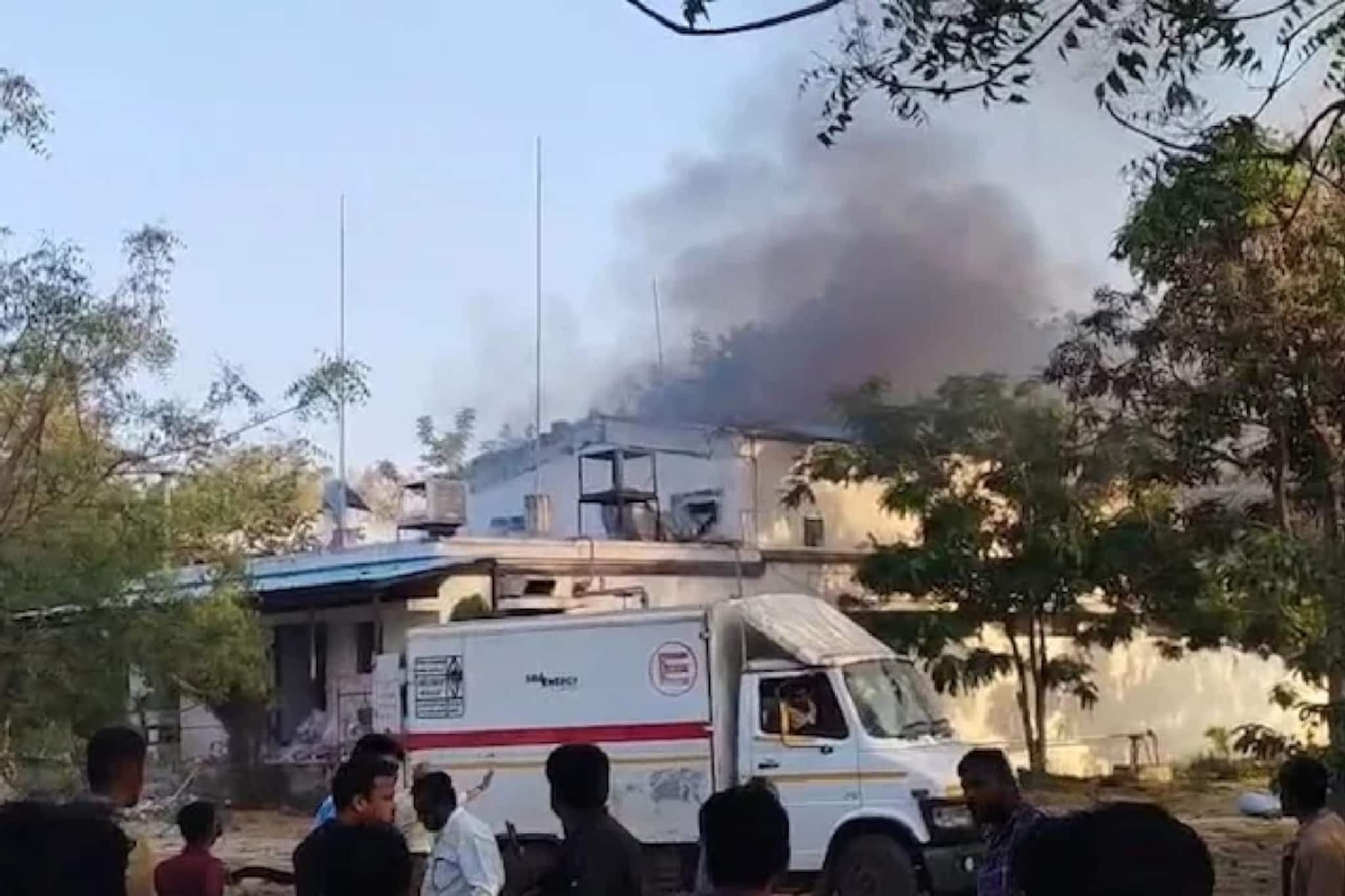 অন্ধ্রের পর মহারাষ্ট্র, বারুদ কারখানায় ভয়াল বিস্ফোরণে মৃত অন্তত ১৭, আহত বহু অন্ধ্রের পর মহারাষ্ট্র, বারুদ কারখানায় ভয়াল বিস্ফোরণে মৃত অন্তত ১৭, আহত বহু