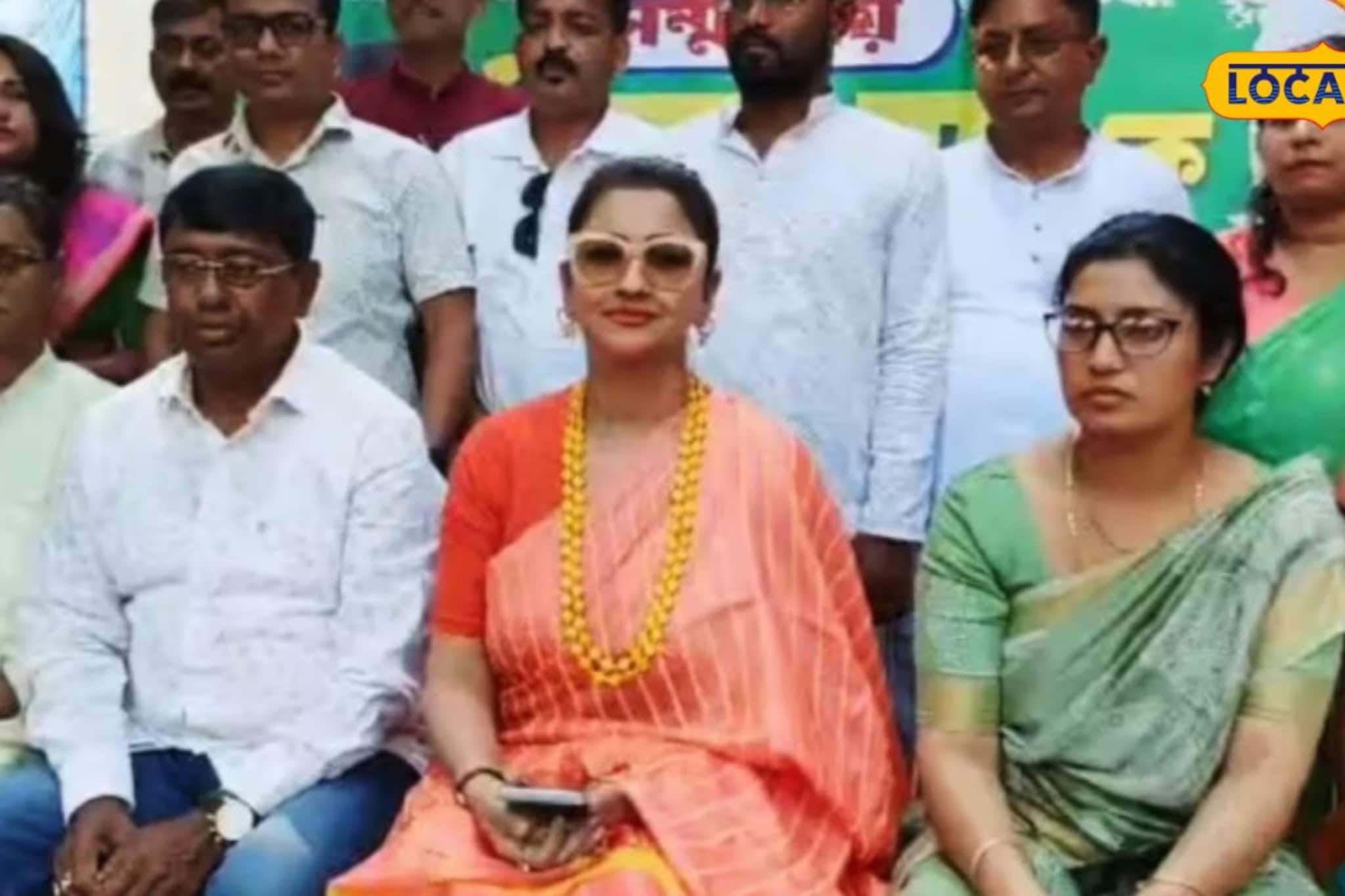 জ্যোতিষে বিশ্বাস, তাই লাল শাড়ি! প্রচারে রচনার রঙ তত্ত্বে চর্চা