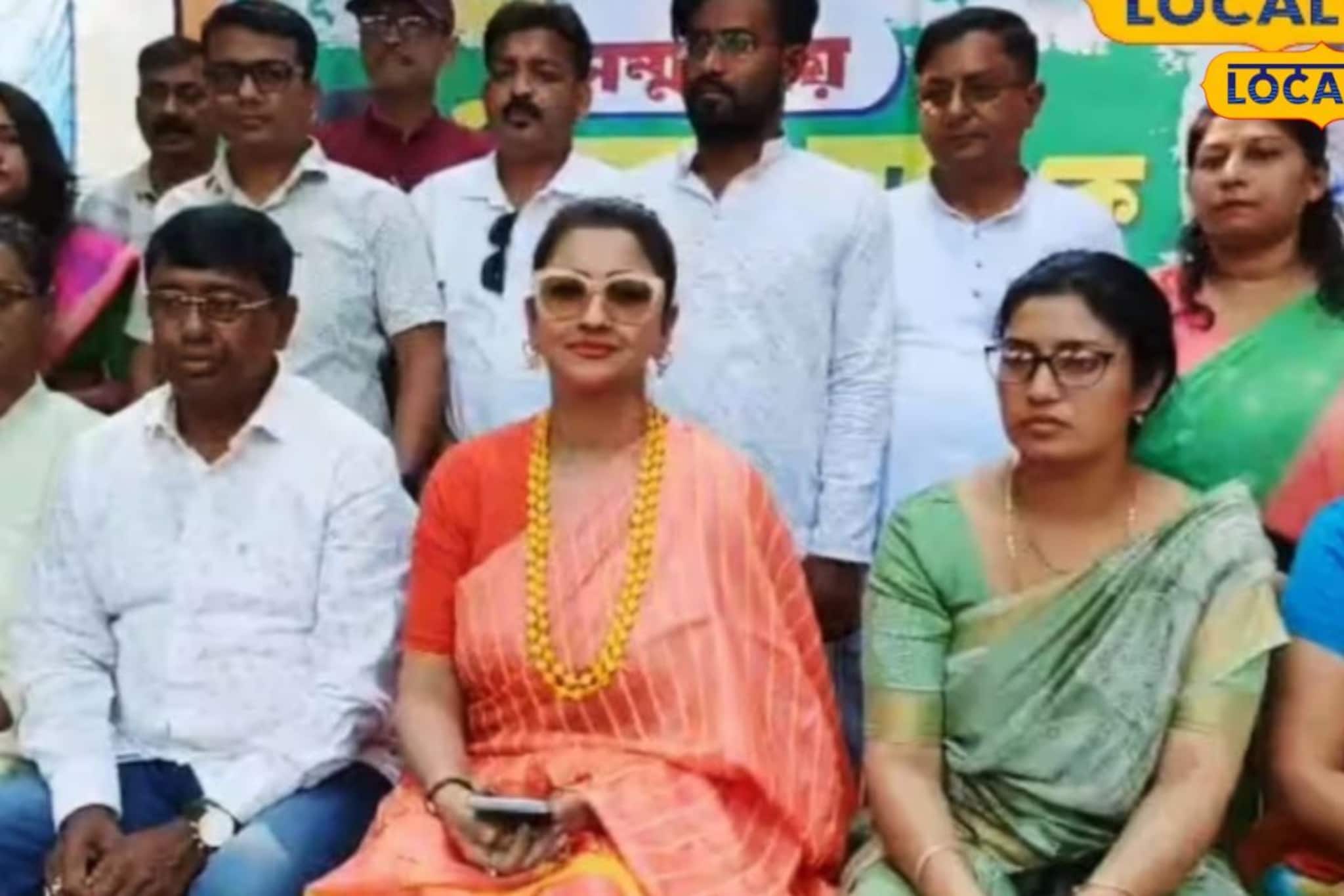 জ্যোতিষে বিশ্বাস, তাই লাল শাড়ি! প্রচারে রচনার রঙ তত্ত্বে চর্চা