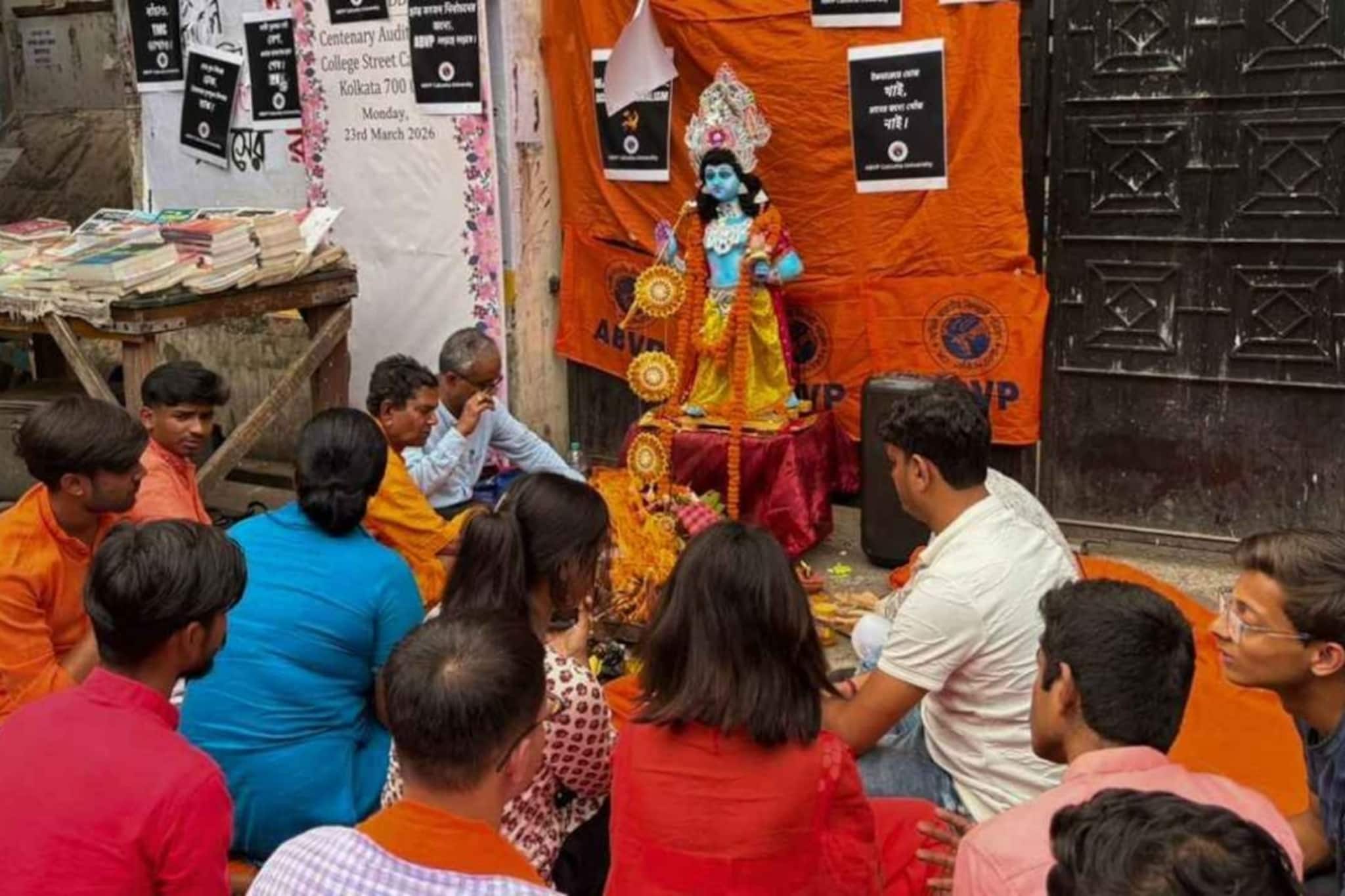 কলকাতা ও যাদবপুর বিশ্ববিদ্যালয়ে রামনবমী পালন! স্লোগান, পাল্টা স্লোগানে সরগরম! বাইরে রইল পুলিশ কলকাতা ও যাদবপুর বিশ্ববিদ্যালয়ে রামনবমী পালন! স্লোগান, পাল্টা স্লোগানে সরগরম! বাইরে রইল পুলিশ