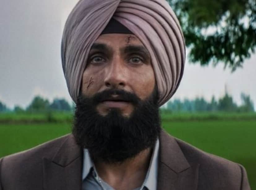 প্রতিদিন বক্স অফিসে নিজের রেকর্ড নিজেই ভাঙছে ধুরন্ধর ২। ধুরন্ধর ২ নিয়ে প্রথম থেকে আগ্রহ ছিল, মুক্তির পর পুরোপুরি দর্শকদের মন ভরাচ্ছা আদিত্য ধর-রণবীর সিং-এর এই ছবি৷ তবে ছবিকে ঘিরে তৈরি হচ্ছে নতুন নতুন বিতর্কও। সম্প্রতি, রণবীর সিংয়ের চরিত্র জসকিরত সিং রাঙ্গিকে পাগড়ি পরে সিগারেট টানতে দেখা যায়, যার ছবি ভাইরাল হয়। এর প্রতিবাদে শিখ সম্প্রদায়ের একটি গোষ্ঠী অসন্তোষ প্রকাশ করে এবং অভিযোগ দায়ের করে। এর মাত্র কয়েক ঘণ্টা পরেই, আদিত্য ধর তাঁর ইনস্টাগ্রাম হ্যান্ডেলে একটি আনুষ্ঠানিক বিবৃতি দেন। 'ধুরন্ধর ২: দ্য রিভেঞ্জ'-এর পরিচালক স্পষ্ট করে জানান যে, রণবীর সিংয়ের ধূমপানের ভাইরাল ছবিটি নকল এবং এআই-এর তৈরি। প্রতিদিন বক্স অফিসে নিজের রেকর্ড নিজেই ভাঙছে ধুরন্ধর ২। ধুরন্ধর ২ নিয়ে প্রথম থেকে আগ্রহ ছিল, মুক্তির পর পুরোপুরি দর্শকদের মন ভরাচ্ছা আদিত্য ধর-রণবীর সিং-এর এই ছবি৷ তবে ছবিকে ঘিরে তৈরি হচ্ছে নতুন নতুন বিতর্কও। সম্প্রতি, রণবীর সিংয়ের চরিত্র জসকিরত সিং রাঙ্গিকে পাগড়ি পরে সিগারেট টানতে দেখা যায়, যার ছবি ভাইরাল হয়। এর প্রতিবাদে শিখ সম্প্রদায়ের একটি গোষ্ঠী অসন্তোষ প্রকাশ করে এবং অভিযোগ দায়ের করে। এর মাত্র কয়েক ঘণ্টা পরেই, আদিত্য ধর তাঁর ইনস্টাগ্রাম হ্যান্ডেলে একটি আনুষ্ঠানিক বিবৃতি দেন। 'ধুরন্ধর ২: দ্য রিভেঞ্জ'-এর পরিচালক স্পষ্ট করে জানান যে, রণবীর সিংয়ের ধূমপানের ভাইরাল ছবিটি নকল এবং এআই-এর তৈরি।