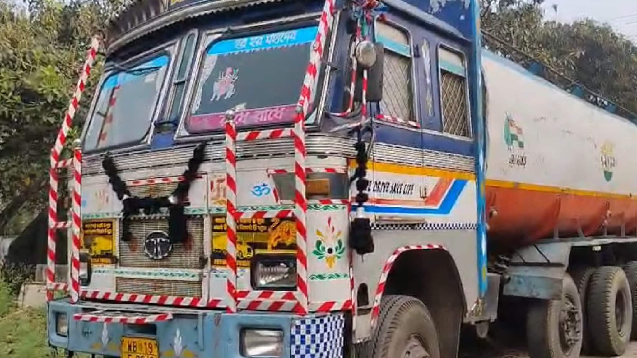 Road Accident: হাওড়ায় ভয়াবহ দুর্ঘটনা! মোটর ভ্যান এবং পর পর বাইককে ধাক্কা ট্যাঙ্কারের, পিষে মৃ*ত মহিলা, আহত ৫