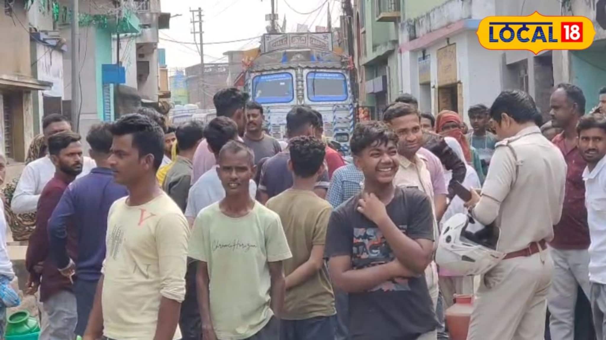 হাহাকার বীরভূমে! হাঁড়ি-বালতি নিয়ে জাতীয় সড়ক অবরোধ, কাঠফাটা গরমের আগেই কেন জলকষ্ট? ফুঁসছেন বাসিন্দারা
