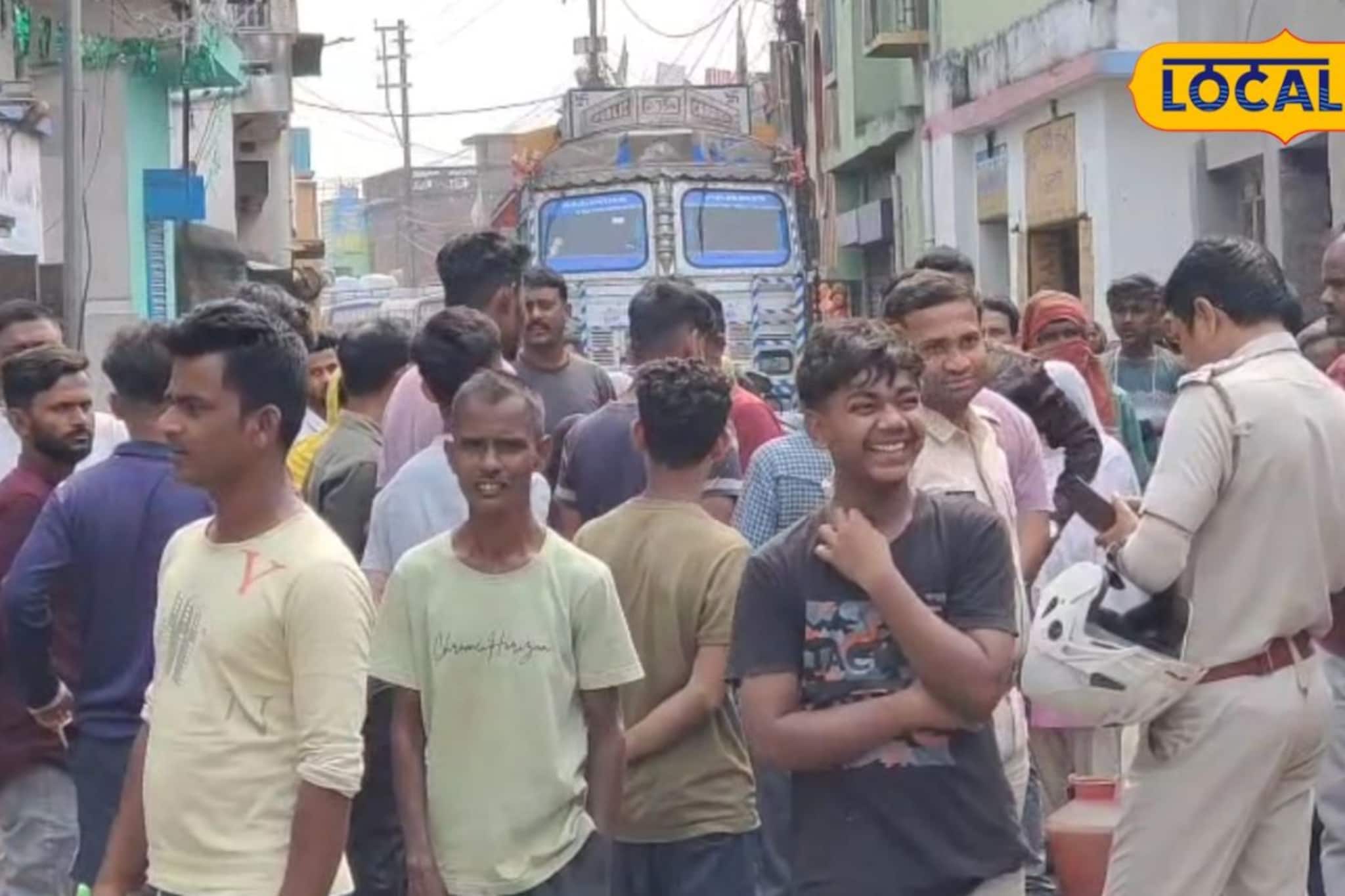 হাহাকার বীরভূমে! হাঁড়ি-বালতি নিয়ে জাতীয় সড়ক অবরোধ, কাঠফাটা গরমের আগেই কেন জলকষ্ট? ফুঁসছেন বাসিন্দারা হাহাকার বীরভূমে! হাঁড়ি-বালতি নিয়ে জাতীয় সড়ক অবরোধ, কাঠফাটা গরমের আগেই কেন জলকষ্ট? ফুঁসছেন বাসিন্দারা