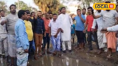 বৃষ্টিতেই রাস্তা জলমগ্ন হতেই ক্ষোভে বাসিন্দারা 