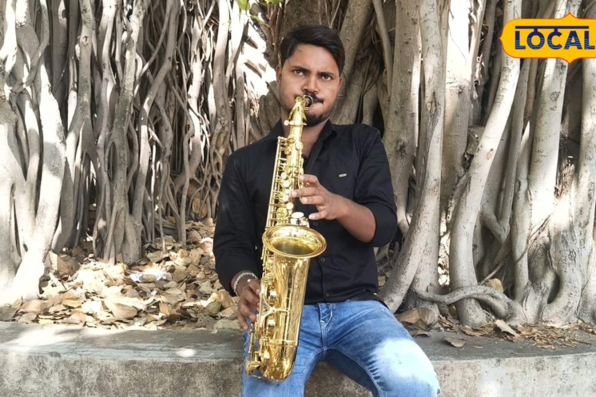 বিয়েবাড়ি, অন্নপ্রাশন...! আবেগে ভাসছে শ্রোতারা, স্যাক্সোফোনে বাজছে মন মাতানো সুর, ডেকে ডেকে নিয়ে যাচ্ছে পুরুলিয়ার এই যুবককে