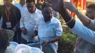 হাতায় করে পাতে দিচ্ছেন ভাত! শিয়ালদহে কর্মীদের খাবার পরিবেশনে বিজেপির রাজ্য সভাপতি শমীক ভট্টাচার্য 