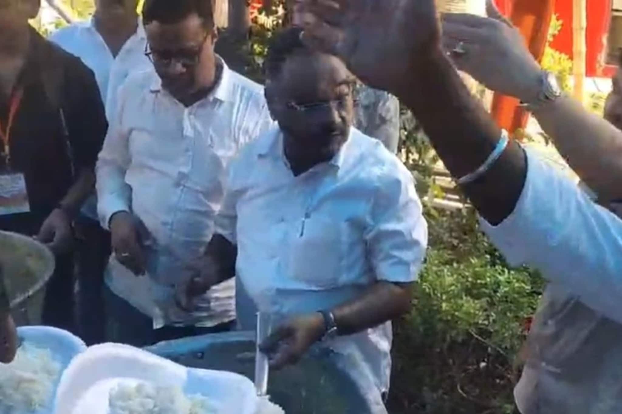 হাতায় করে পাতে দিচ্ছেন ভাত! শিয়ালদহে কর্মীদের খাবার পরিবেশনে বিজেপির রাজ্য সভাপতি শমীক ভট্টাচার্য হাতায় করে পাতে দিচ্ছেন ভাত! শিয়ালদহে কর্মীদের খাবার পরিবেশনে বিজেপির রাজ্য সভাপতি শমীক ভট্টাচার্য