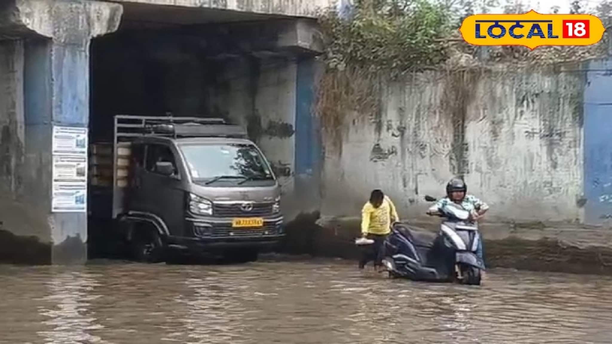 অল্প বৃষ্টিতে জাবরাভিটা আন্ডারপাস এখন 'নদী', রাস্তা পেরোতে গিয়ে হাবুডুবু খাচ্ছে মানুষ অল্প বৃষ্টিতে জাবরাভিটা আন্ডারপাস এখন 'নদী', রাস্তা পেরোতে গিয়ে হাবুডুবু খাচ্ছে মানুষ