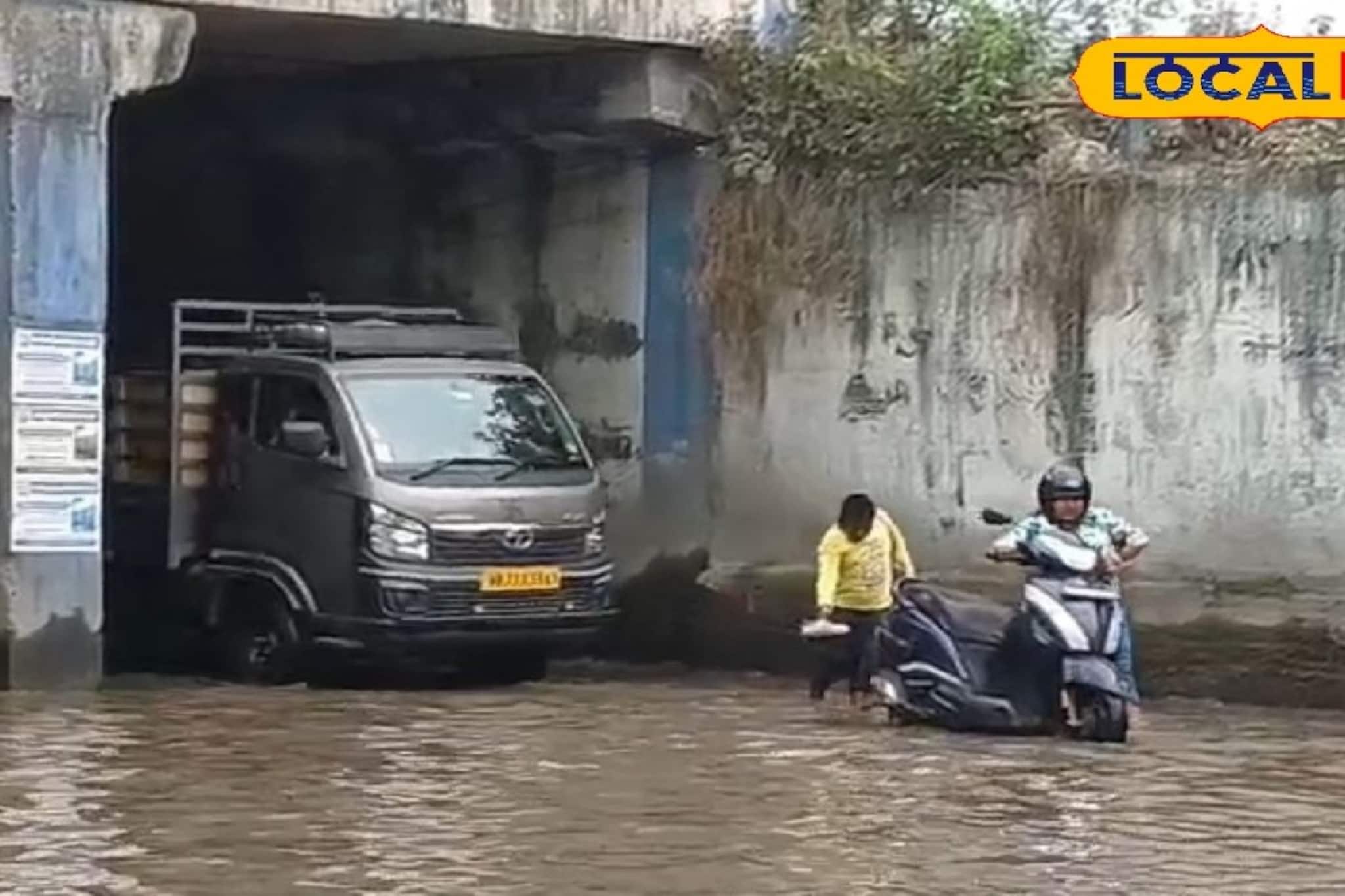 অল্প বৃষ্টিতে জাবরাভিটা আন্ডারপাস এখন 'নদী', রাস্তা পেরোতে গিয়ে হাবুডুবু খাচ্ছে মানুষ