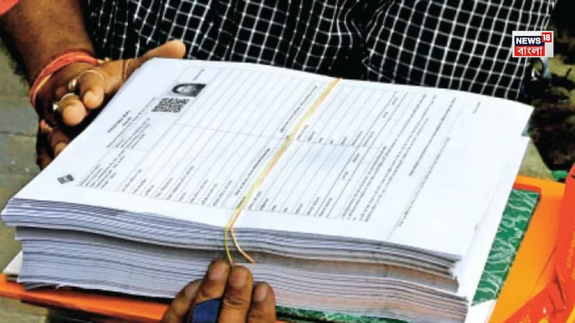 কলকাতা: পশ্চিমবঙ্গ বিধানসভা নির্বাচনের দিন ঘোষণা হওয়ার পরই প্রস্তুতি জোরদার করল রাজ্যের মুখ্য নির্বাচনী আধিকারিকের দফতর। গতকাল, রবিবার জাতীয় নির্বাচন কমিশন পশ্চিমবঙ্গ বিধানসভা নির্বাচনের নির্ঘণ্ট ঘোষণা করে জানিয়েছে, রাজ্যে দু’দফায় ভোটগ্রহণ হবে। কলকাতা: পশ্চিমবঙ্গ বিধানসভা নির্বাচনের দিন ঘোষণা হওয়ার পরই প্রস্তুতি জোরদার করল রাজ্যের মুখ্য নির্বাচনী আধিকারিকের দফতর। গতকাল, রবিবার জাতীয় নির্বাচন কমিশন পশ্চিমবঙ্গ বিধানসভা নির্বাচনের নির্ঘণ্ট ঘোষণা করে জানিয়েছে, রাজ্যে দু’দফায় ভোটগ্রহণ হবে।