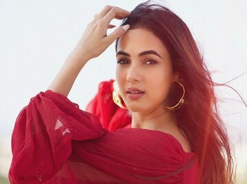 দুবাইয়ে হামলা-বিস্ফোরণ,আটকে বলি নায়িকা!দেশে ফেরার জন্য চাইলেন প্রধানমন্ত্রীর সাহায্য