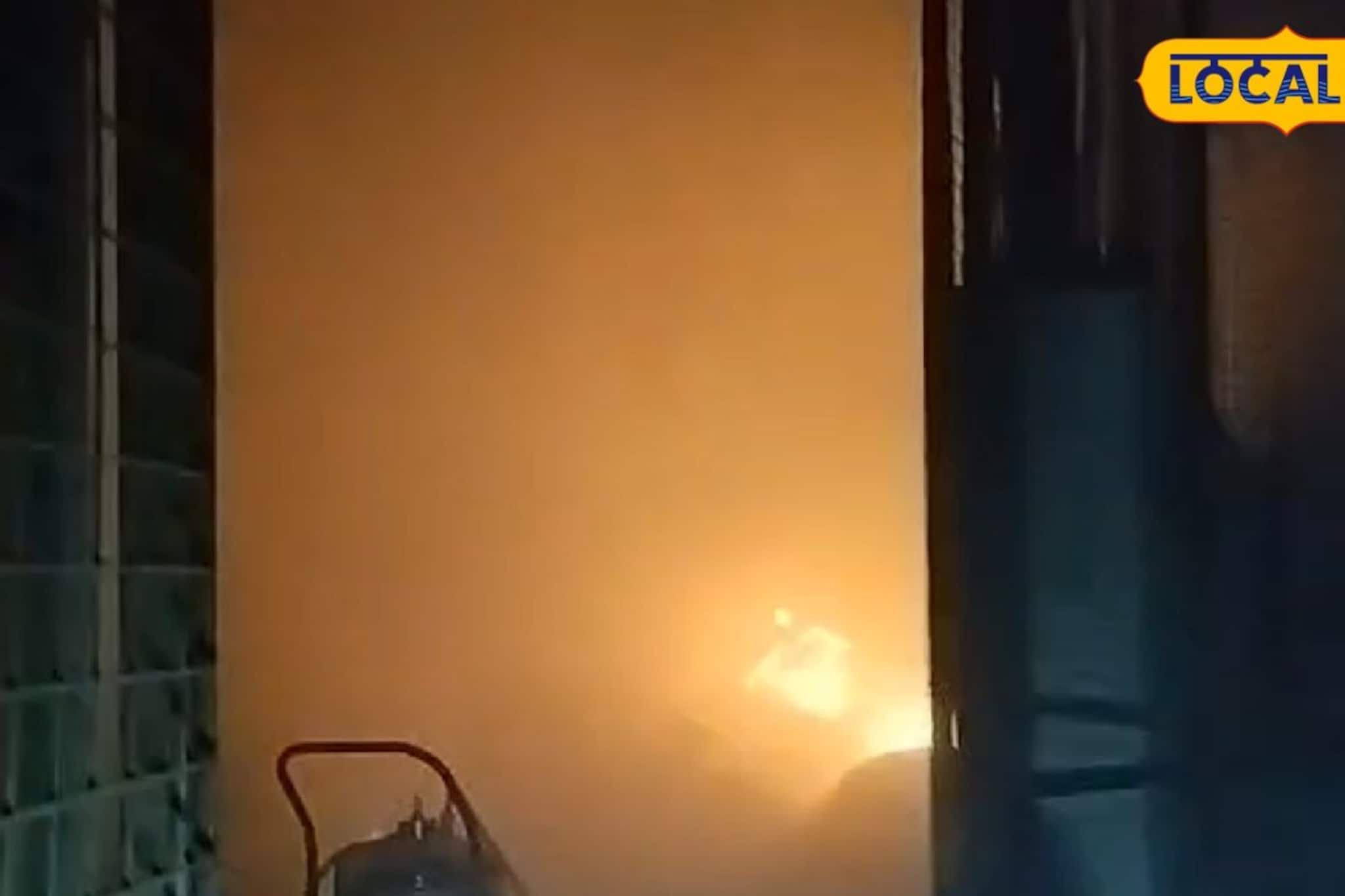 কুণ্ডলী পাকিয়ে ধোঁয়া, মুহূর্তের মধ্যে কারখানার গোডাউনে ভয়াবহ আগুন! নরেন্দ্রপুরে হুলুস্থুল