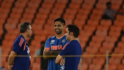 কলকাতা: আইসিসি টি-টোয়েন্টি বিশ্বকাপের ফাইনালে নিউজিল্যান্ডের বিপক্ষে খেলার আগে, ভারতীয় অধিনায়ক সূর্যকুমার যাদব সংবাদমাধ্যমের প্রশ্নের উত্তর দিয়েছিলেন। আহমেদাবাদে মেগা ফাইনালের আগে কুল এবং ক্যাজুয়াল টেম্পারামেন্টে রয়েছেন সূর্যকুমার৷ ম্যাচের আগের দিন তিনি দলের অভ্যন্তরের একাধিক সিক্রেট আউট করলেন৷