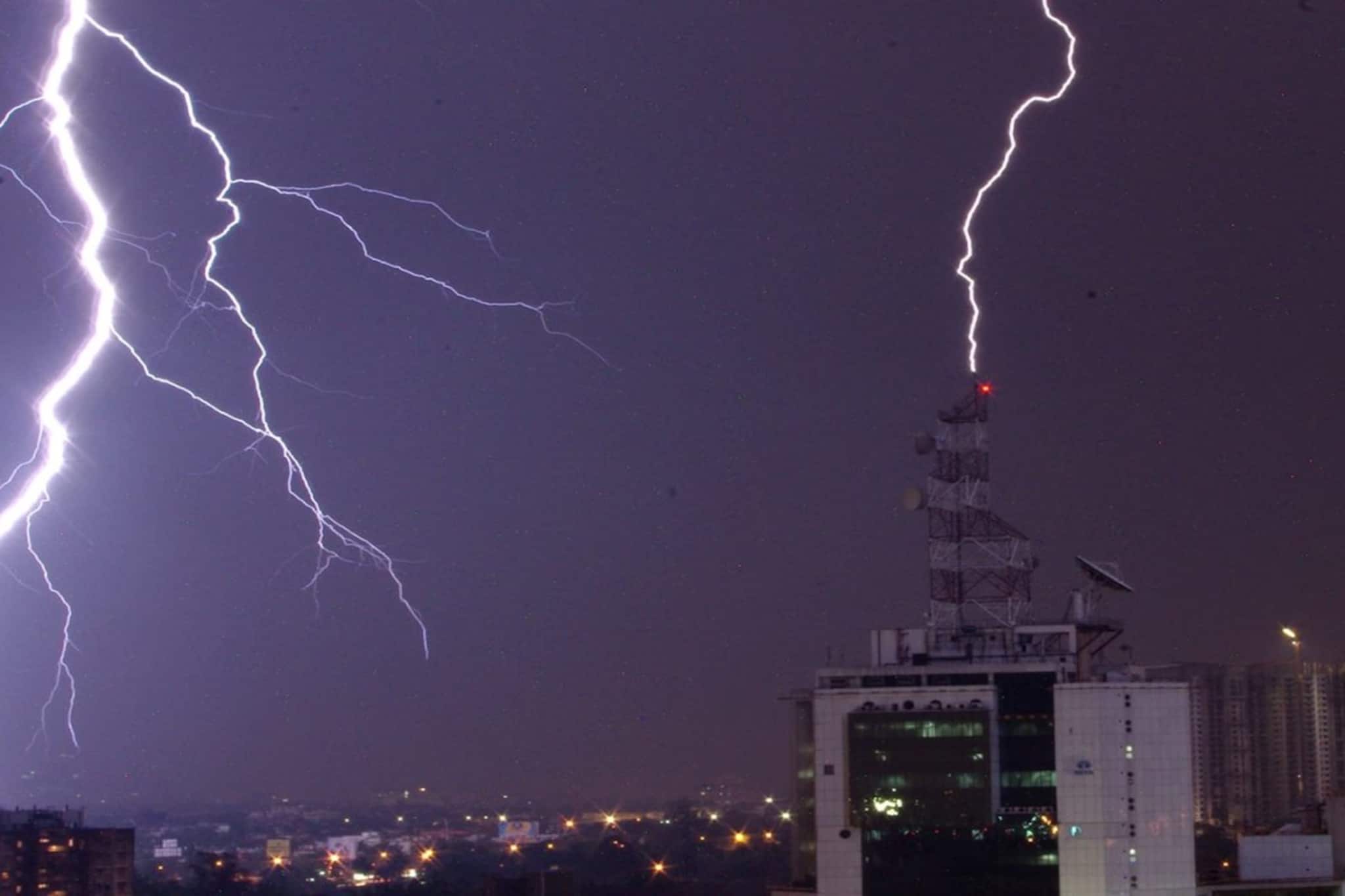 ৬০ কিমি প্রতি ঘণ্টা গতিতে হাওয়া, লন্ডভন্ড হচ্ছে জেলার পর জেলা, আকাশ চেরা বিদ্যুৎ, গুড়ুম গুড়ুম বাজ