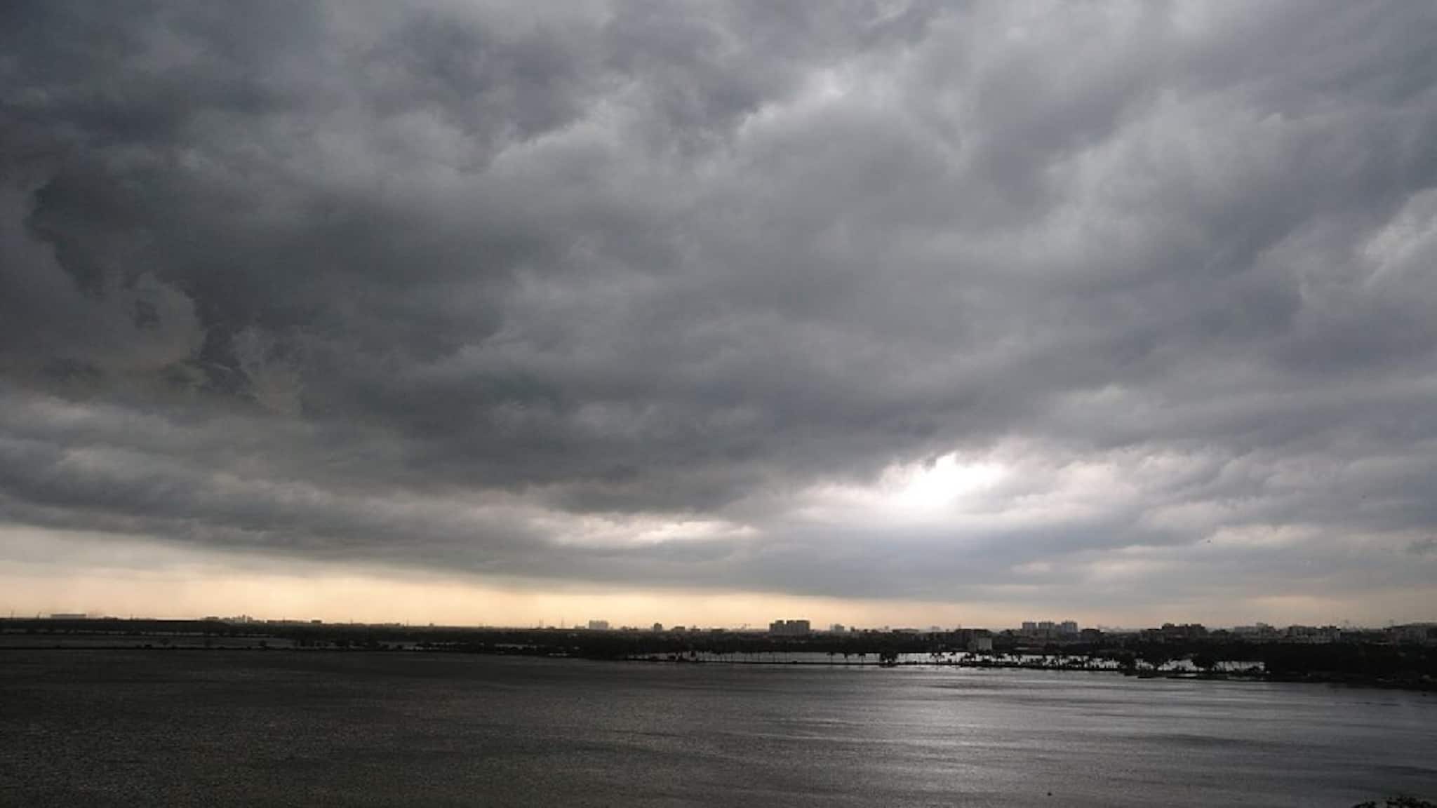 Thunderstorm Alert 2 Hours: আজও হবে লন্ডভন্ড! ধেয়ে আসছে ঝড়, বাজের আওয়াজে হবে বৃষ্টির দাপট
