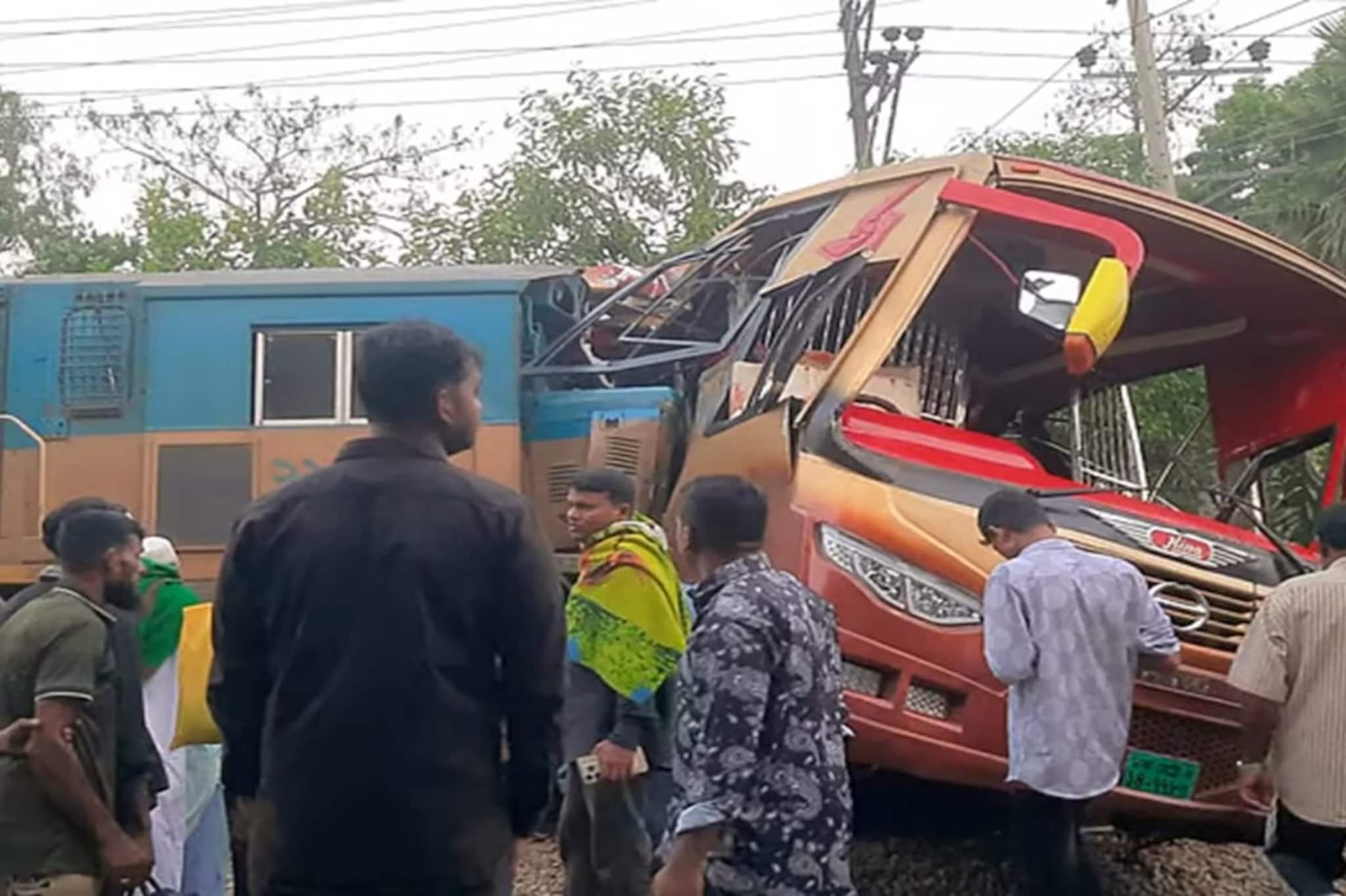 মধ্যরাতে ভয়াবহ দুর্ঘটনা বাংলাদেশে! ট্রেন-বাসের সংঘর্ষে মৃত্যুমিছিল, শিশু সহ এখনও পর্যন্ত মৃত ১২! কী ঘটেছিল জানেন?