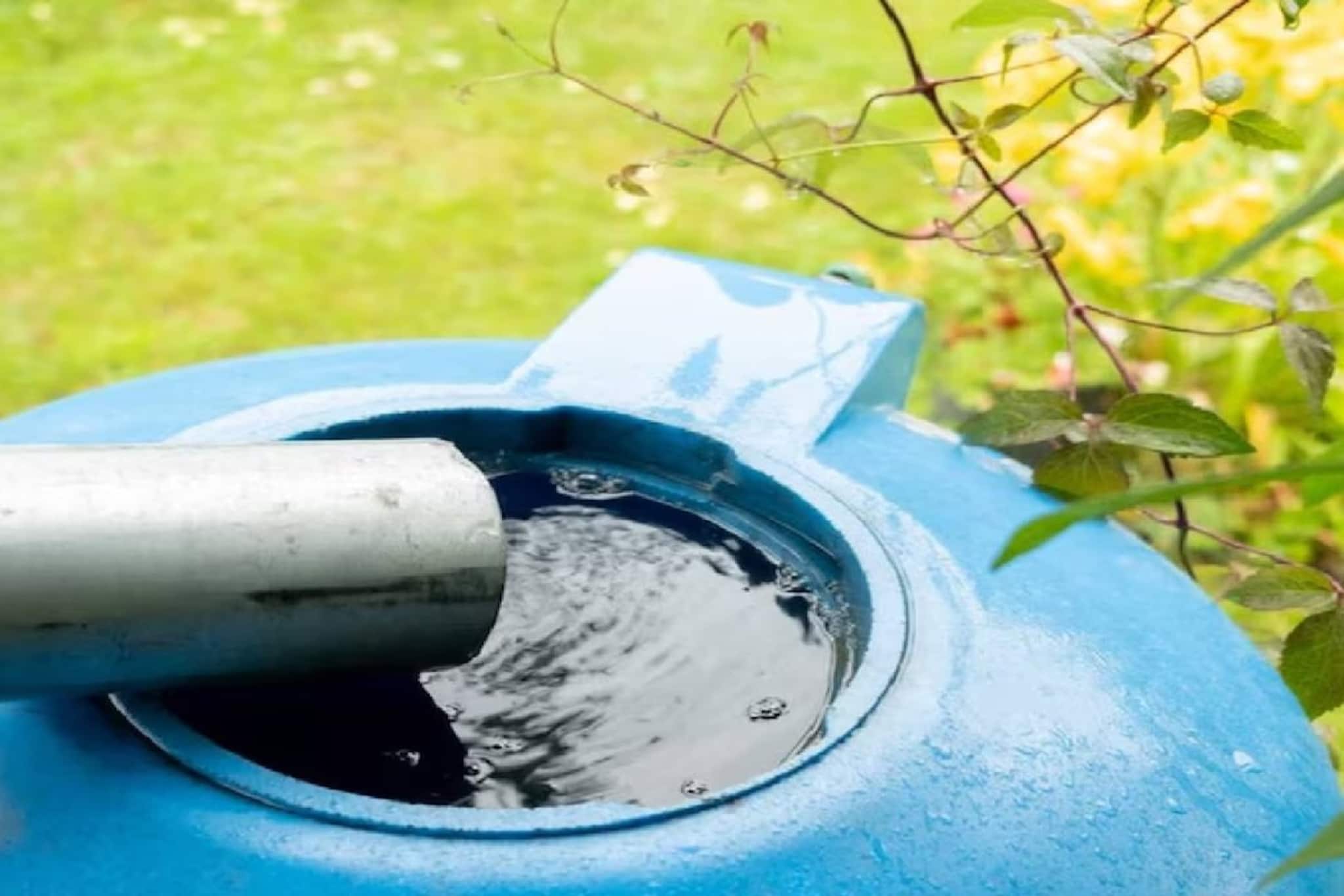 বাড়ির ছাদে জলের ট্যাঙ্ক নোংরা হয়ে গেছে? সহজ কয়েকটি ধাপে ১০ মিনিটে নিজেই সাফ করুন! বাড়ির ছাদে জলের ট্যাঙ্ক নোংরা হয়ে গেছে? সহজ কয়েকটি ধাপে ১০ মিনিটে নিজেই সাফ করুন!