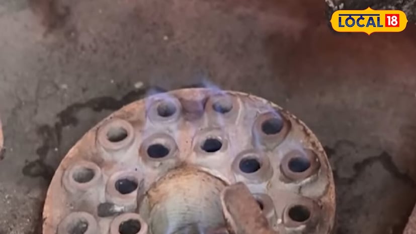 পুরনো পদ্ধতি অবলম্বন করে বছরে হাজার হাজার টাকা সাশ্রয় করছেন কাঁকসার গোপালপুর এলাকার বাসিন্দা ক্ষেত্রনাথ গড়াই। এলপিজি কেনার কোনও চিন্তা নেই। সারাবছর বিনা খরচে রান্নার জ্বালানি পেয়ে যায় ক্ষেত্রনাথ গড়াইয়ের পরিবার। পুরনো পদ্ধতি অবলম্বন করে বছরে হাজার হাজার টাকা সাশ্রয় করছেন কাঁকসার গোপালপুর এলাকার বাসিন্দা ক্ষেত্রনাথ গড়াই। এলপিজি কেনার কোনও চিন্তা নেই। সারাবছর বিনা খরচে রান্নার জ্বালানি পেয়ে যায় ক্ষেত্রনাথ গড়াইয়ের পরিবার।