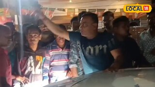 অভিযুক্তদের গাড়িটি ঘিরে ফেলেছেন স্থানীয়রা