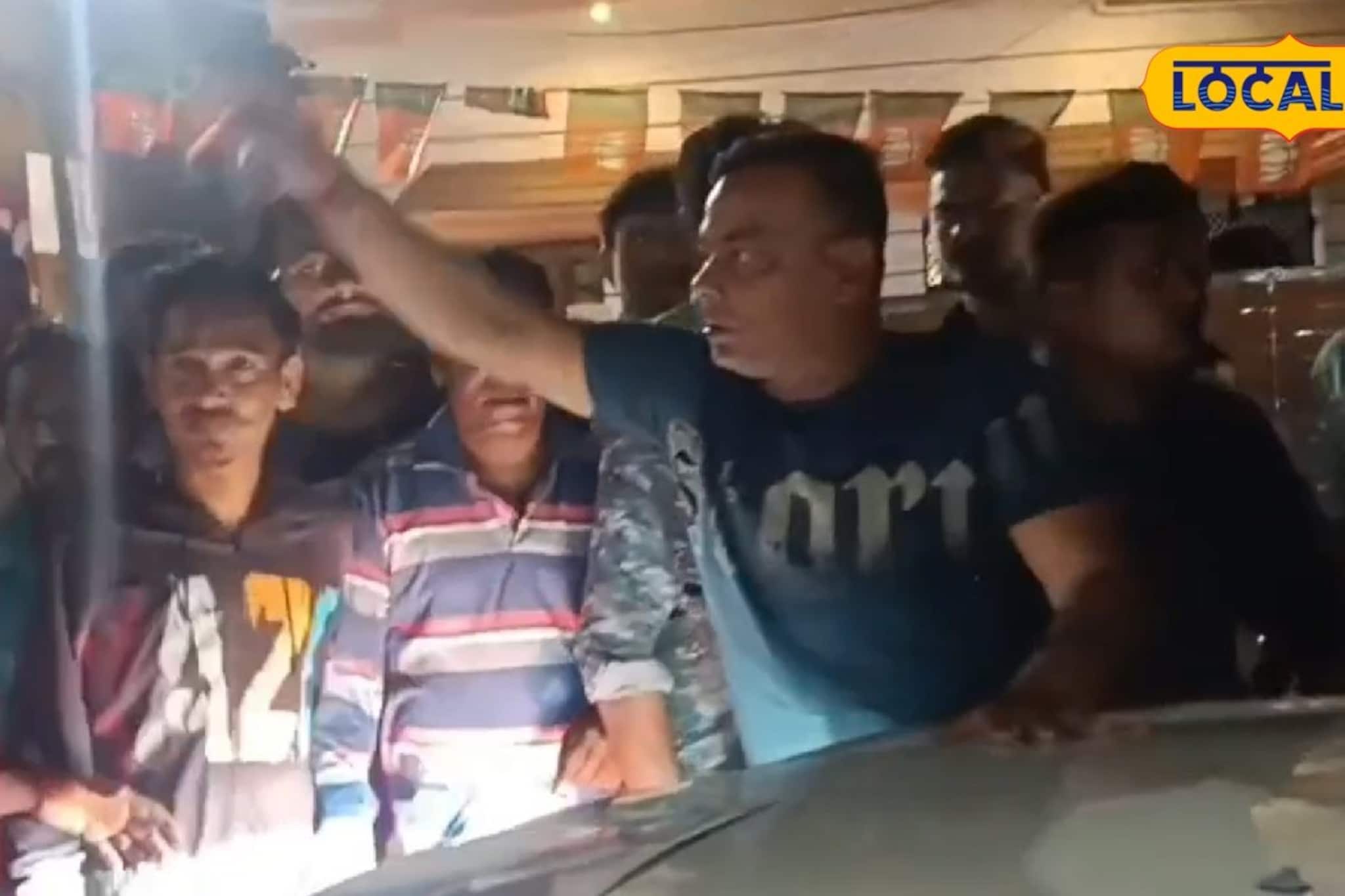 মেদিনীপুরের রাস্তায় ফিল্মি কায়দায় যুবককে তুলে নিয়ে যাওয়ার চেষ্টা, চিৎকার শুনেই ধাওয়া আমজনতার