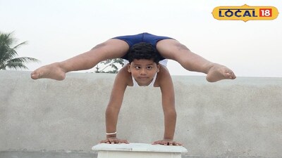 কাঠের টুলে যোগাসন প্রদর্শন খুদে পড়ুয়ার