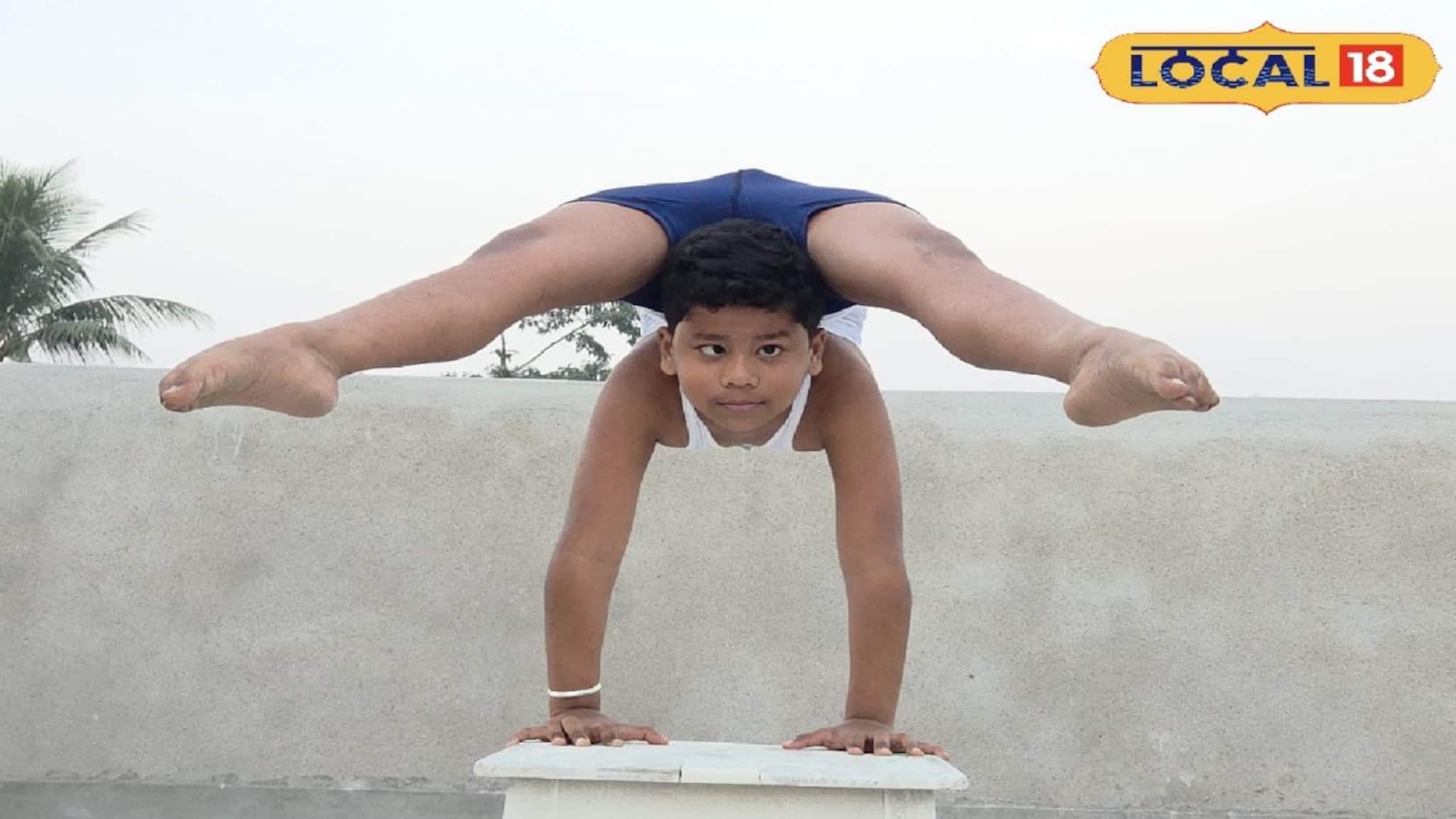 টুলের ওপরে অবিশ্বাস্য সব কসরত, যোগাসনে এই খুদে পড়ুয়া এখন সকলের আইডল