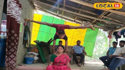 মায়ের কাঁধে চেপে যোগা প্রদর্শন