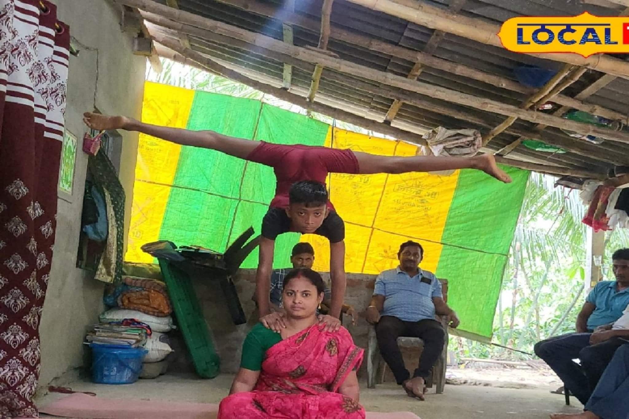 হাত দিয়ে হাঁটছে, পা দিয়ে পড়ছে চশমা! দারিদ্র্যতাকে তুড়ি মেরে সেলুন কর্মীর ছেলে আজ জেলার গর্ব হাত দিয়ে হাঁটছে, পা দিয়ে পড়ছে চশমা! দারিদ্র্যতাকে তুড়ি মেরে সেলুন কর্মীর ছেলে আজ জেলার গর্ব