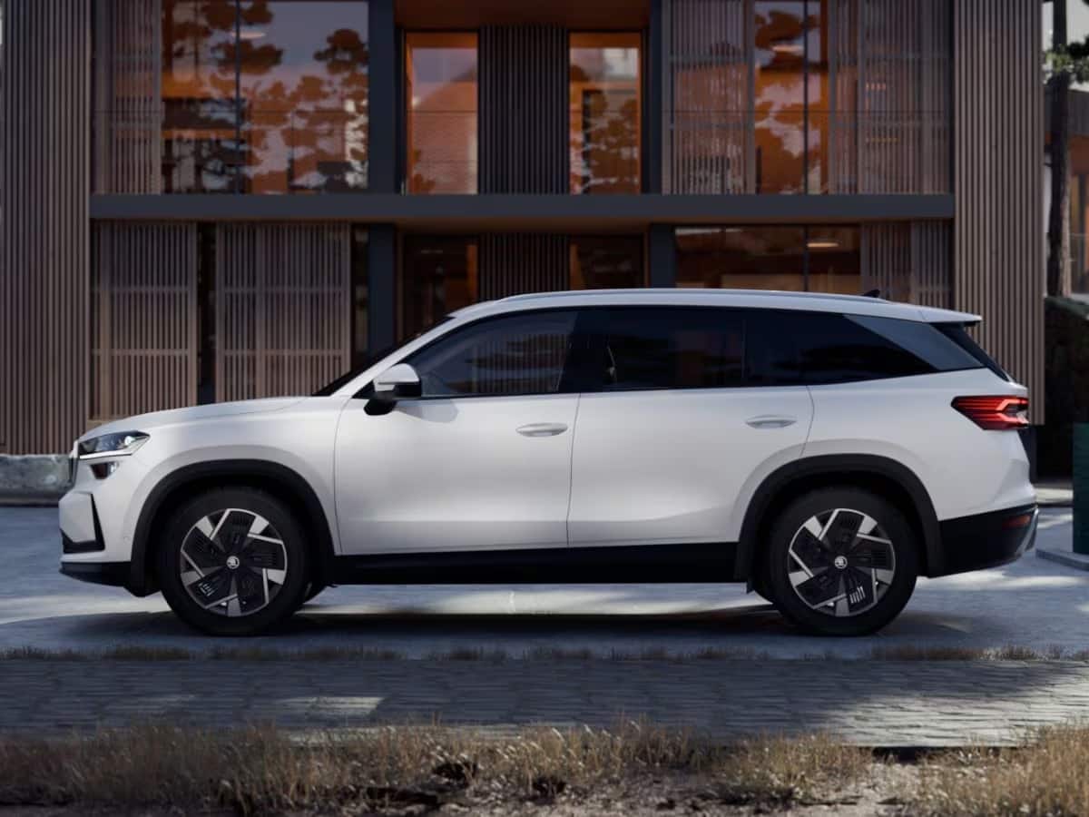 পুনর্বিক্রয় মূল্য: সাদাকে একটি নিরাপদ রঙ হিসাবে বিবেচনা করা হয়। কেউ যখন পুরনো গাড়ি বিক্রি করতে যান, তখন সাদা গাড়ির জন্য ক্রেতা সহজেই খুঁজে পাওয়া যায়। এই রঙটি কখনও ফ্যাশনের বাইরে যায় না, তাই এর পুনঃবিক্রয় মূল্য অন্যান্য রঙের তুলনায় বেশি।