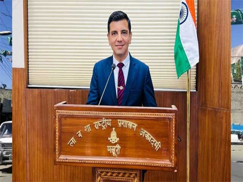 Success Story UPSC: ৩৫ বার ব্যর্থতা পেরিয়ে IAS অফিসার হয়েই ছাড়লেন, বিজয় বর্ধনের সাফল্যের গল্প শুনলে আপনি জীবন ফিরে পাবেন