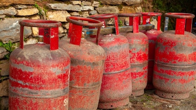 LPG सिलेंडरचे नवीन नियम: बुकिंग कालावधी वाढला, किमती वाढल्या, आणि e-KYC अनिवार्य.