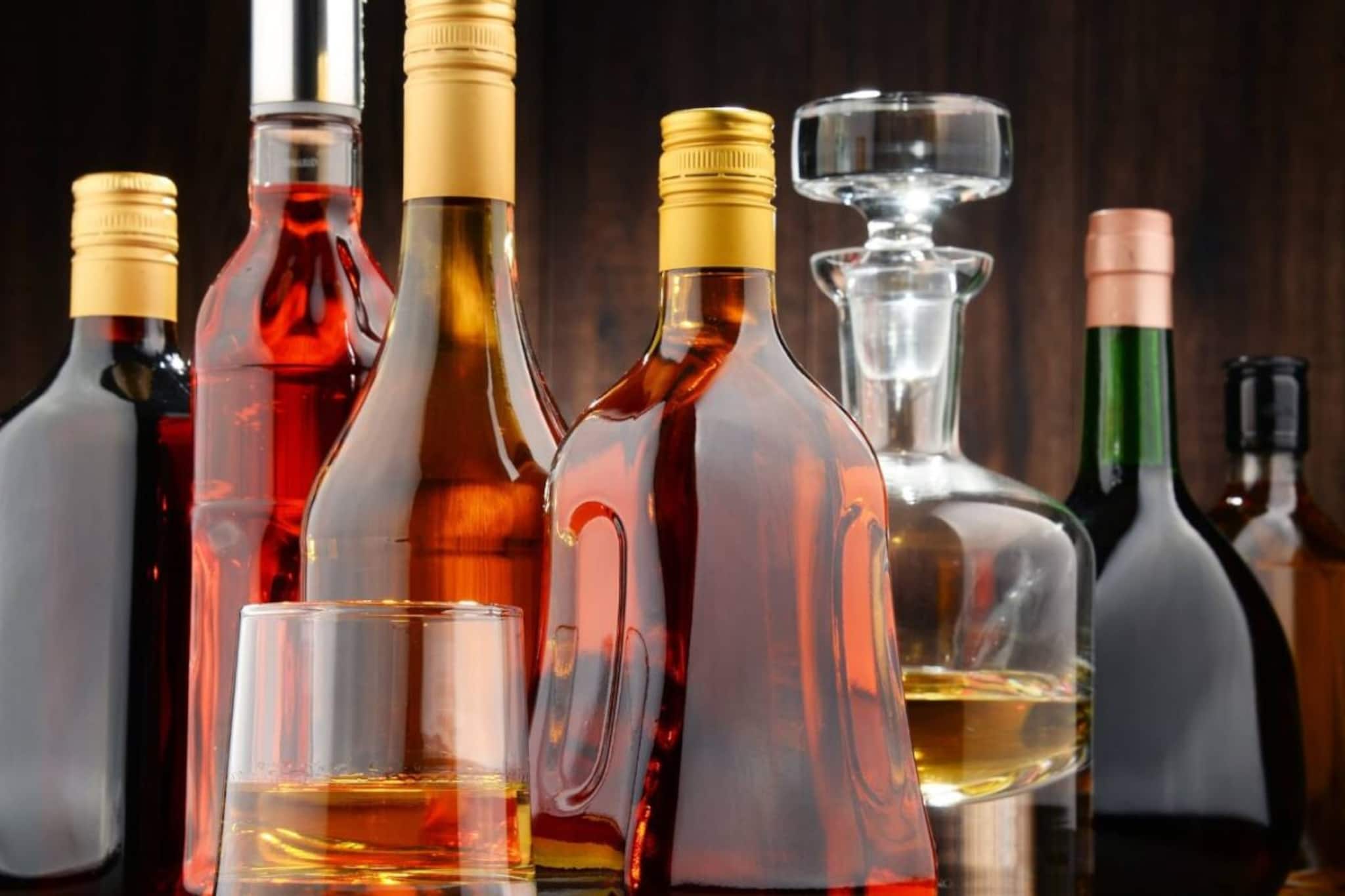 পার্টিতে পুরুষরা কত পেগ মদ খেলে হুঁশে থাকেন? মহিলাদের জন্য পেগের মাপই বা কত? এর বেশি খেলেই আপনি বেসামাল হবেন! পার্টিতে পুরুষরা কত পেগ মদ খেলে হুঁশে থাকেন? মহিলাদের জন্য পেগের মাপই বা কত? এর বেশি খেলেই আপনি বেসামাল হবেন!