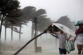 কালবৈশাখীর তাণ্ডব বঙ্গজুড়ে! বজ্রবিদ্যুৎ-সহ বৃষ্টি, ঘণ্টায় ৮০ কিলোমিটার বেগে ঝড়ের সতর্কতা, সোম থেকে কতদিন চলবে দুর্যোগ?