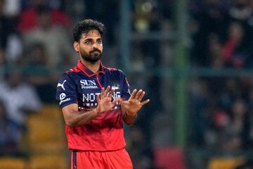 ২০০ উইকেট ! আইপিএলে নয়া নজির ভুবনেশ্বর কুমারের, প্রথম পেসার হিসেবে উইকেটের ‘ডবল সেঞ্চুরি’