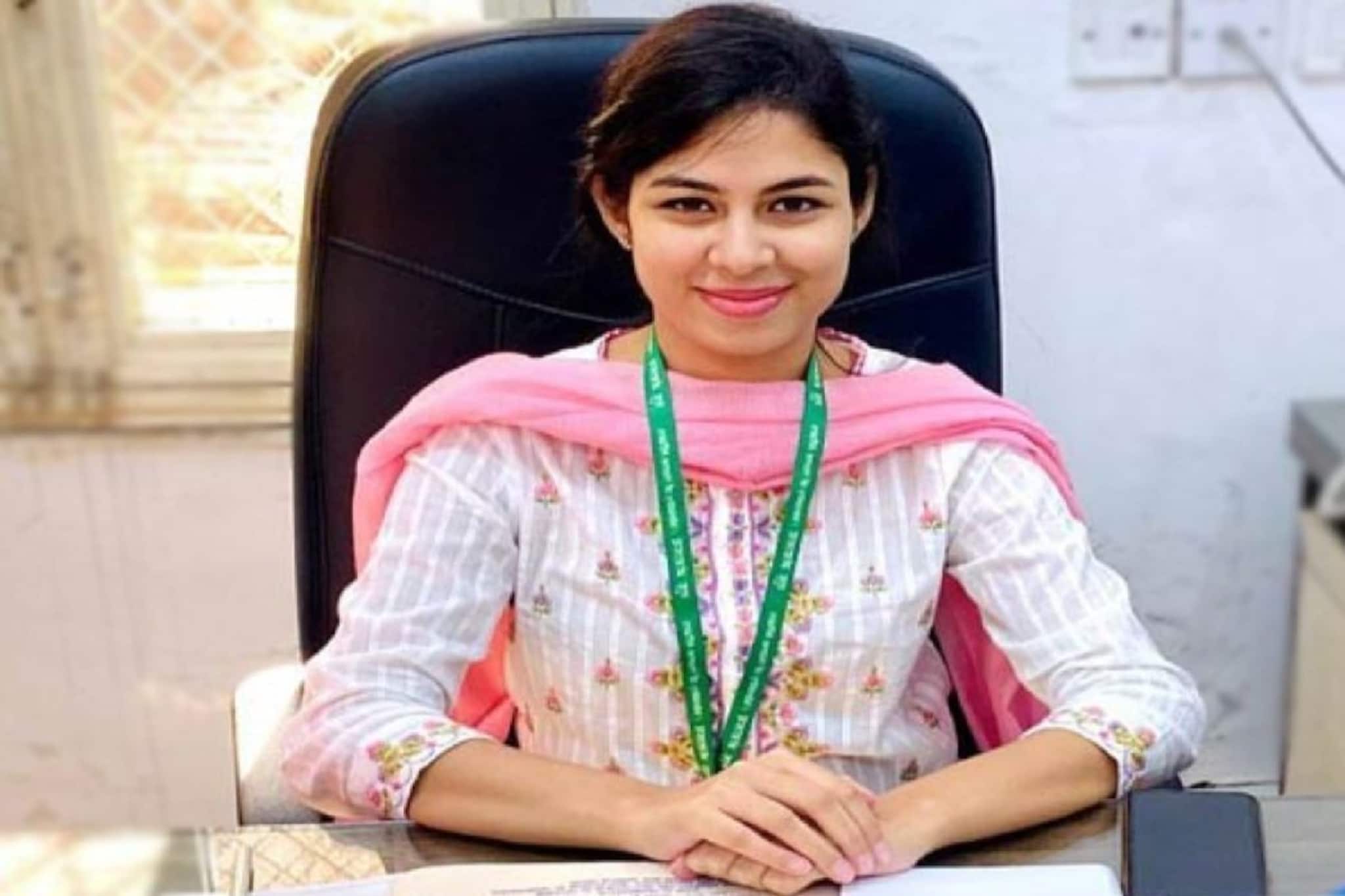 সংবাদপত্রের সম্পাদকীয় কলাম নিয়মিত পড়েই কেল্লাফতে, ২২-এর মেয়ের IAS হওয়ার কাহিনি শুনলে চমকে যাবেন! কুর্নিশ অনন্যা 